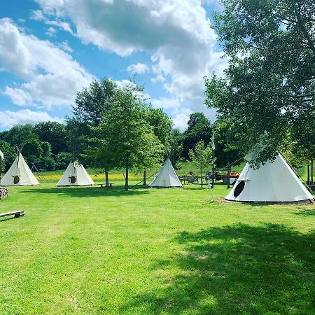Les Tipis Du Bonheur De Vivre Hotel Brulon Bagian luar foto