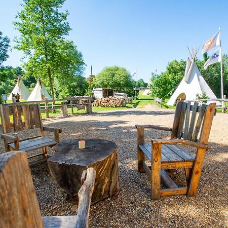 Les Tipis Du Bonheur De Vivre Hotel Brulon Bagian luar foto