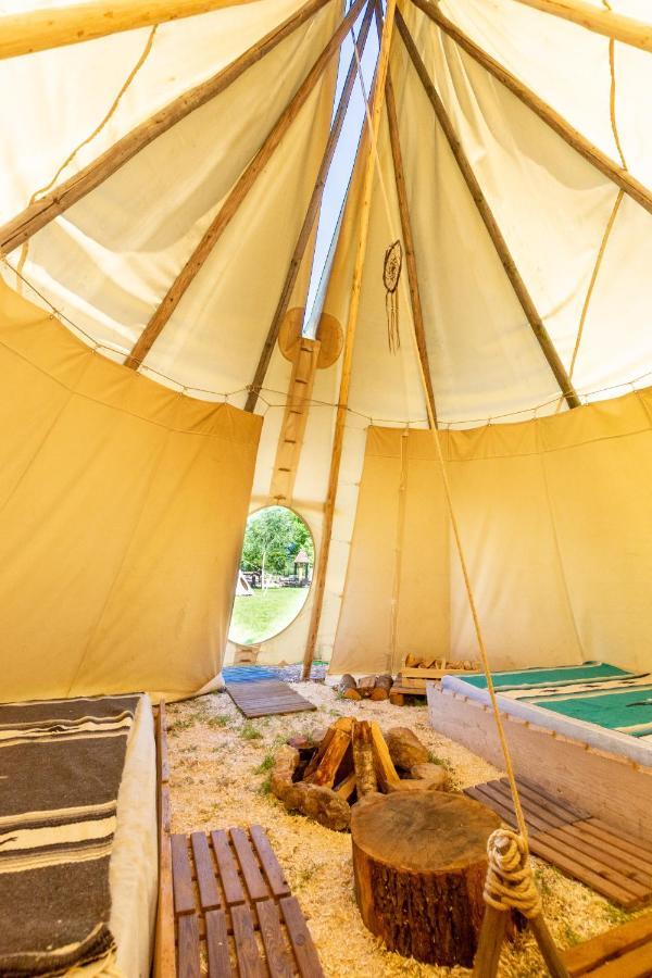 Les Tipis Du Bonheur De Vivre Hotel Brulon Bagian luar foto