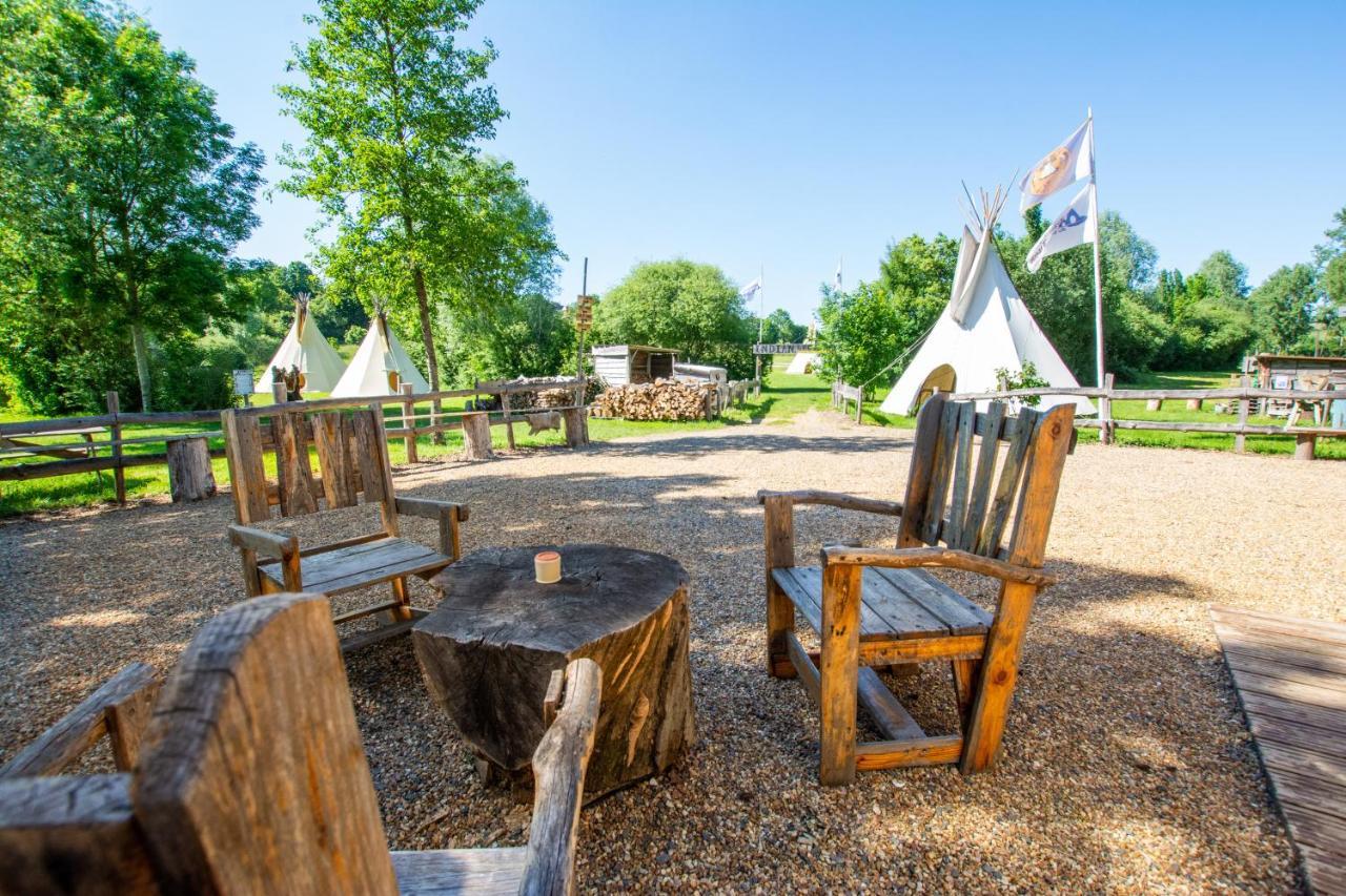 Les Tipis Du Bonheur De Vivre Hotel Brulon Bagian luar foto