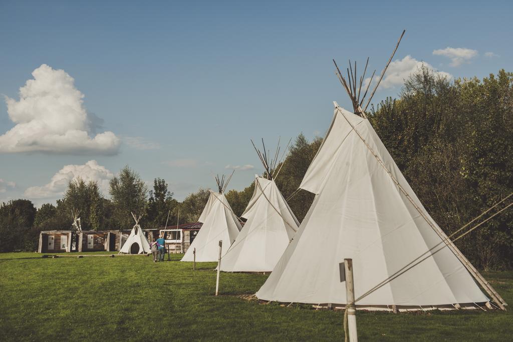 Les Tipis Du Bonheur De Vivre Hotel Brulon Bagian luar foto