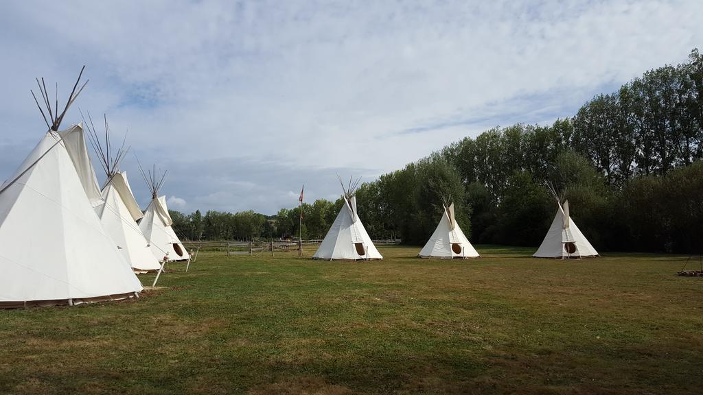 Les Tipis Du Bonheur De Vivre Hotel Brulon Bagian luar foto