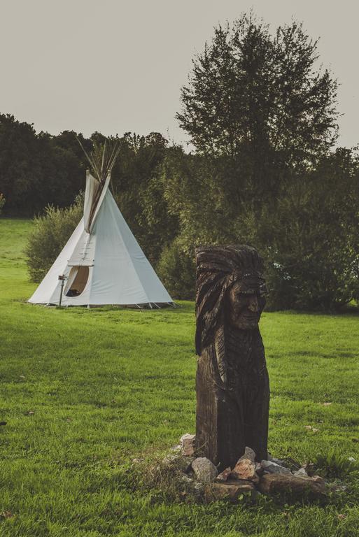 Les Tipis Du Bonheur De Vivre Hotel Brulon Bagian luar foto