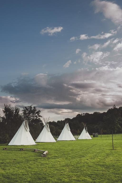 Les Tipis Du Bonheur De Vivre Hotel Brulon Bagian luar foto