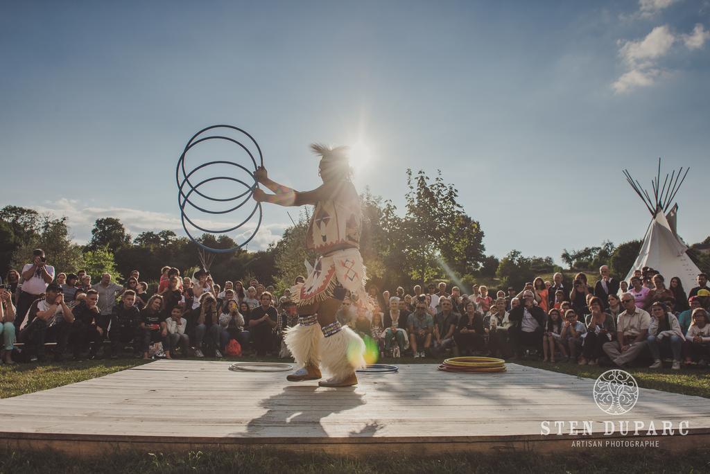 Les Tipis Du Bonheur De Vivre Hotel Brulon Bagian luar foto