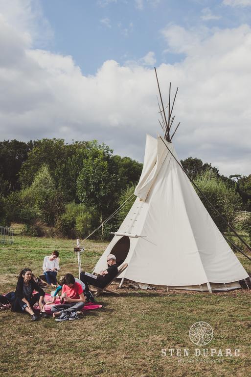 Les Tipis Du Bonheur De Vivre Hotel Brulon Bagian luar foto