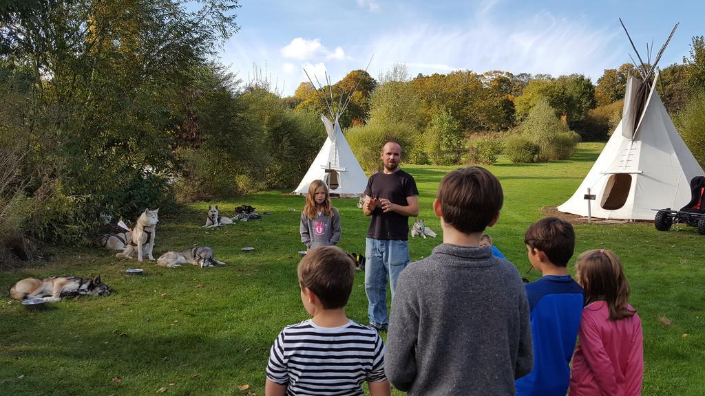 Les Tipis Du Bonheur De Vivre Hotel Brulon Bagian luar foto
