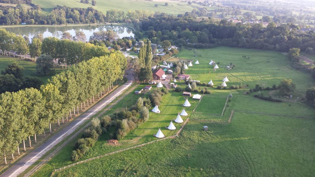 Les Tipis Du Bonheur De Vivre Hotel Brulon Bagian luar foto