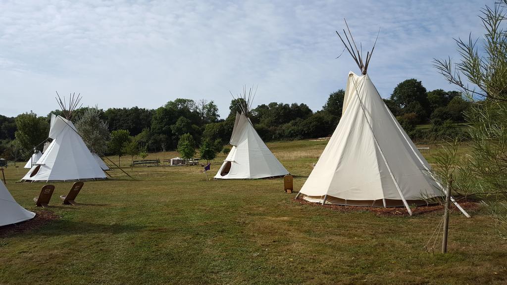 Les Tipis Du Bonheur De Vivre Hotel Brulon Bagian luar foto