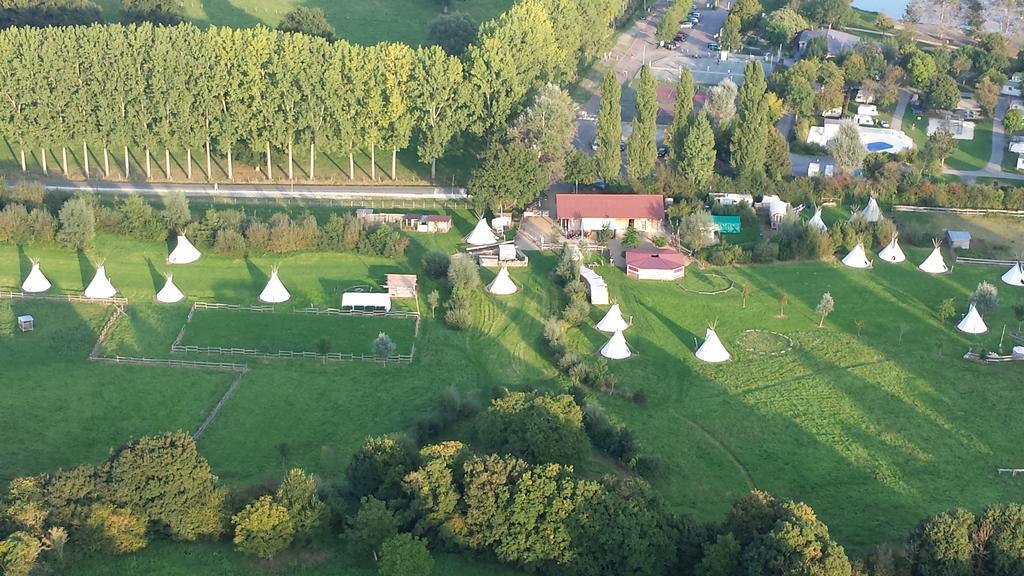 Les Tipis Du Bonheur De Vivre Hotel Brulon Bagian luar foto