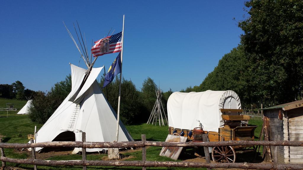 Les Tipis Du Bonheur De Vivre Hotel Brulon Bagian luar foto