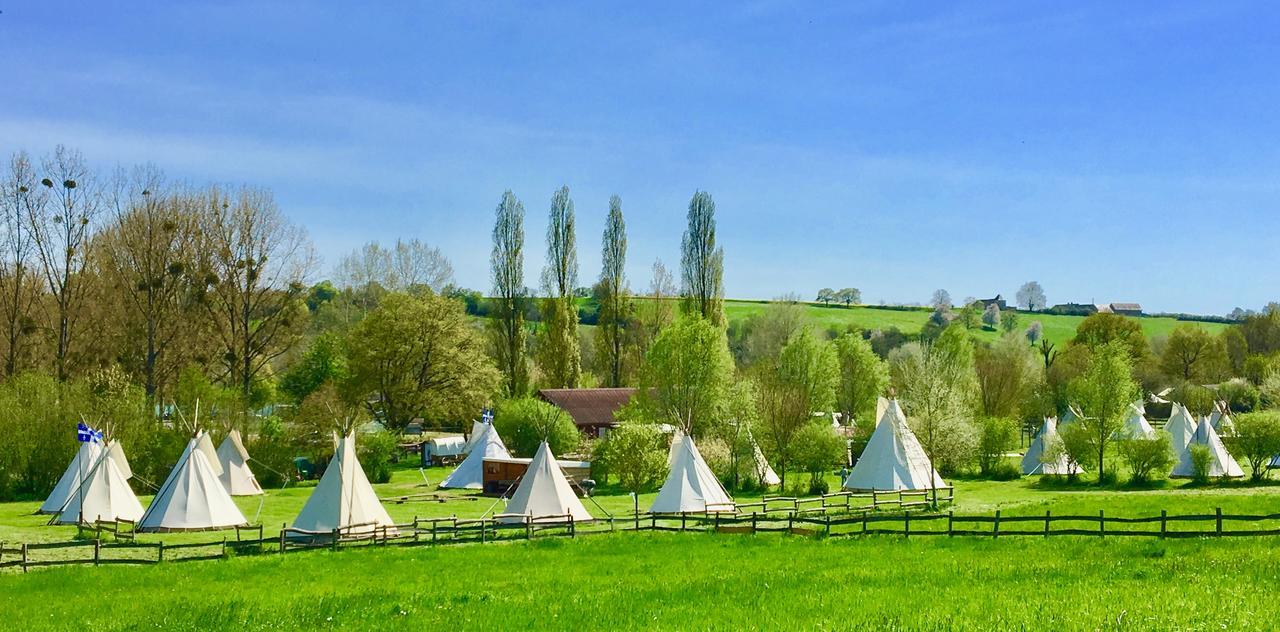 Les Tipis Du Bonheur De Vivre Hotel Brulon Bagian luar foto